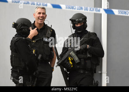 Plymouth, Devon. Mar 21, 2018. Siège armés après avoir vu knifeman Rock, près de Prince à l'école primaire. Police à un siège armé dans la région de Plymouth Rock Prince,Devon. 21/3/18 : Crédit Wayne Perry/Alamy Live News Banque D'Images