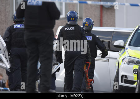 Plymouth, Devon. Mar 21, 2018. Siège armés après avoir vu knifeman Rock, près de Prince à l'école primaire. Police à un siège armé dans la région de Plymouth Rock Prince,Devon. 21/3/18 : Crédit Wayne Perry/Alamy Live News Banque D'Images