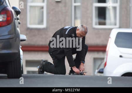 Plymouth, Devon. Mar 21, 2018. Siège armés après avoir vu knifeman Rock, près de Prince à l'école primaire. Police à un siège armé dans la région de Plymouth Rock Prince,Devon. 21/3/18 : Crédit Wayne Perry/Alamy Live News Banque D'Images