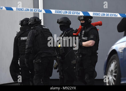 Plymouth, Devon. Mar 21, 2018. Siège armés après avoir vu knifeman Rock, près de Prince à l'école primaire. Police à un siège armé dans la région de Plymouth Rock Prince,Devon. 21/3/18 : Crédit Wayne Perry/Alamy Live News Banque D'Images