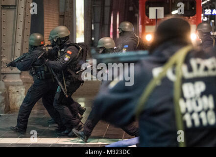 20 mars 2018, l'Allemagne, Frankfurt am Main : pratique des agents de police la lutte contre les délinquants et prendre soin des personnes blessées au cours de la simulation d'une attaque terroriste à la station de railiway. Un grand nombre de domaines de l'alimentation secteur gare ont été fermées pour cet exercice. Photo : Boris Roessler/dpa Banque D'Images