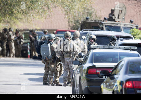 Les équipes SWAT Police fixent le Pflugerville, TX, le quartier autour de la maison de Mark Conditt, qui était le bombardier de série suspects terrorisant Austin pour trois semaines. Conditt s'est tué plus tôt dans la journée lors d'une poursuite en voiture au bureau fermé dans. Banque D'Images