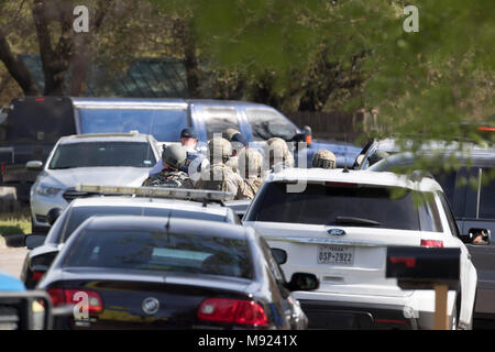 Les équipes SWAT Police fixent le Pflugerville, TX, le quartier autour de la maison de Mark Conditt, qui était le bombardier de série suspects terrorisant Austin pour trois semaines. Conditt s'est tué plus tôt dans la journée lors d'une poursuite en voiture au bureau fermé dans. Banque D'Images