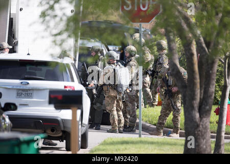 Les équipes SWAT Police fixent le Pflugerville, TX, le quartier autour de la maison de Mark Conditt, qui était le bombardier de série suspects terrorisant Austin pour trois semaines. Conditt s'est tué plus tôt dans la journée lors d'une poursuite en voiture au bureau fermé dans. Banque D'Images