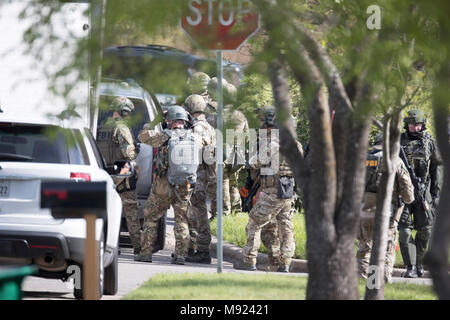 Les équipes SWAT Police fixent le Pflugerville, TX, le quartier autour de la maison de Mark Conditt, qui était le bombardier de série suspects terrorisant Austin pour trois semaines. Conditt s'est tué plus tôt dans la journée lors d'une poursuite en voiture au bureau fermé dans. Banque D'Images