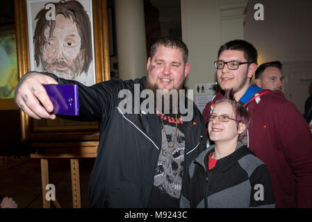 Brit award-winning singer-songwriter Rag 'n ' Bone Man (Rory Graham) prend un avec deux jeunes musiciens selfies at St Paul's, un lieu d'exposition à Worthing, West Sussex, Angleterre. Rag 'n' Bone Man a assisté à un événement au lieu visant à associer des jeunes musiciens, des salles et producteurs de la ville. Banque D'Images