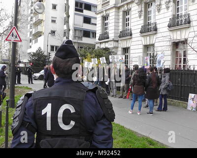 Paris, France. Mar 21, 2018. Les membres de la communauté kurde se rassembler devant l'ambassade de Russie pour protester contre l'intervention turque à Afrin en Syrie. Paris, France, le 21 mars 2018 Credit : Nicolas MERCIER/Alamy Live News Banque D'Images