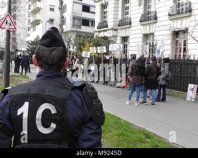 Paris, France. Mar 21, 2018. Les membres de la communauté kurde se rassembler devant l'ambassade de Russie pour protester contre l'intervention turque à Afrin en Syrie. Paris, France, le 21 mars 2018 Credit : Nicolas MERCIER/Alamy Live News Banque D'Images