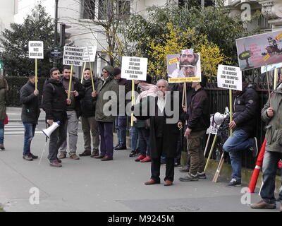 Paris, France. Mar 21, 2018. Les membres de la communauté kurde se rassembler devant l'ambassade de Russie pour protester contre l'intervention turque à Afrin en Syrie. Paris, France, le 21 mars 2018 Credit : Nicolas MERCIER/Alamy Live News Banque D'Images