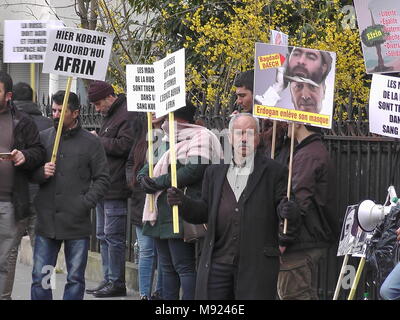 Paris, France. Mar 21, 2018. Les membres de la communauté kurde se rassembler devant l'ambassade de Russie pour protester contre l'intervention turque à Afrin en Syrie. Paris, France, le 21 mars 2018 Credit : Nicolas MERCIER/Alamy Live News Banque D'Images