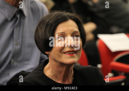 Athènes, Grèce. Mar 21, 2018. Prix Nobel de littérature 2009 L'écrivain allemand HERTA MUELLER parle avec les Grecs dans l'auditoire de l'institut Goethe. Aristidis Crédit : Vafeiadakis/ZUMA/Alamy Fil Live News Banque D'Images