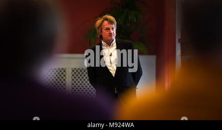 Oxford, UK. Mar 21, 2018. Stephen Law à FT Week-end Festival littéraire d'Oxford. 21 Mars.philosophe Stephen Loi mène un débat à Oxford Martin School sur "comment élever de bons citoyens' Richard Cave/Alamy Crédit : Richard Cave/Alamy Live News Banque D'Images