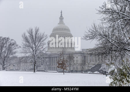 Washington, District de Columbia, Etats-Unis. Mar 21, 2018. Du Capitole des États-Unis est vu sur un après-midi de neige à Washington, DC Le 21 mars 2018. Crédit : Alex Edelman/CNP Crédit : Alex Edelman/CNP/ZUMA/Alamy Fil Live News Banque D'Images