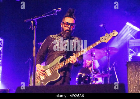 Dublin, Irlande. Mar 21, 2018. Taka Hirose de groupe de rock gallois Feeder joue dans l'Olympia Theatre de Dublin. Crédit : Ben Ryan/SOPA Images/ZUMA/Alamy Fil Live News Banque D'Images