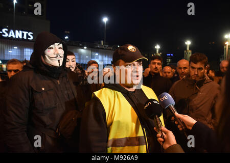 Barcelone, Catalogne, Espagne. Mar 21, 2018. Le porte-parole de l'Élite Syndicale Barcelone Taxi, Alberto Ãlvarez, répond aux médias au cours de la protestation des conducteurs de taxi à Barcelone contre Uber et Cabify entreprises en concurrence déloyale. Des centaines de chauffeurs de taxi ont concentrée aujourd'hui contre la gare Sants de Barcelone pour manifester contre les véhicules de l'Uber et Cabify fonctionnement des entreprises ayant DÉLÉGUÉ COMMERCIAL VIRTUEL. Credit : Ramon Costa/SOPA Images/ZUMA/Alamy Fil Live News Banque D'Images