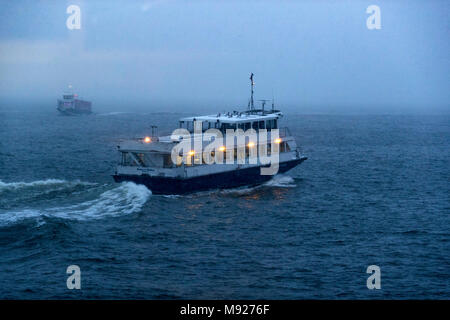 New York, USA. Mar 21, 2018. Les ferries naviguent dans la tempête de neige à New York, aux États-Unis, le 21 mars 2018. Des milliers de vols ont été annulés et les écoles publiques ont été fermées comme la quatrième tempête de neige en trois semaines a commencé à frapper la ville de New York et ses régions voisines, mercredi. Credit : Muzi Li/Xinhua/Alamy Live News Banque D'Images