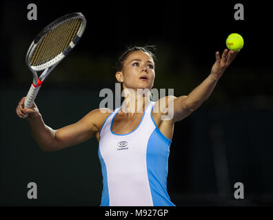 Key Biscayne, Floride, USA. Mar 21, 2018. Camila Giorgi d'Italie sert contre Donna Vekic à partir de la Croatie au cours d'un premier tour de l'Open de Miami 2018 présenté par le tournoi de tennis professionnel Itau, joué au Tennis Center de Crandon Park à Key Biscayne, en Floride, aux États-Unis. Vekic a gagné 6-0, 7-5. Mario Houben/CSM/Alamy Live News Banque D'Images