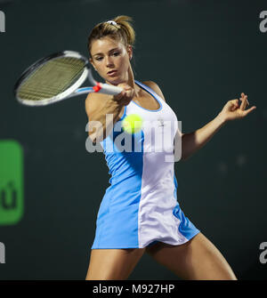 Key Biscayne, Floride, USA. Mar 21, 2018. Camila Giorgi à partir de l'Italie joue contre Donna Vekic à partir de la Croatie au cours d'un premier tour de l'Open de Miami 2018 présenté par le tournoi de tennis professionnel Itau, joué au Tennis Center de Crandon Park à Key Biscayne, en Floride, aux États-Unis. Vekic a gagné 6-0, 7-5. Mario Houben/CSM/Alamy Live News Banque D'Images