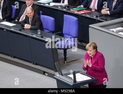 Berlin, Allemagne. Mar 21, 2018. La chancelière allemande, Angela Merkel, offre sa première déclaration gouvernementale devant le parlement en tant que Chancelière pour un quatrième mandat consécutif à Berlin, capitale de l'Allemagne, le 21 mars 2018. Credit : Shan Yuqi/Xinhua/Alamy Live News Banque D'Images