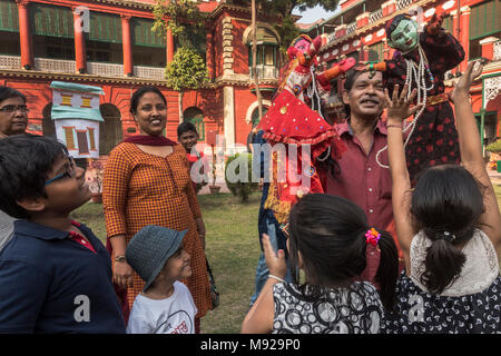 Kolkata. Mar 21, 2018. Les marionnettistes présentent avec des marionnettes à l'occasion de la Journée mondiale de la Marionnette à Kolkata, en Inde le 21 mars 2018. Credit : Tumpa Mondal/Xinhua/Alamy Live News Banque D'Images