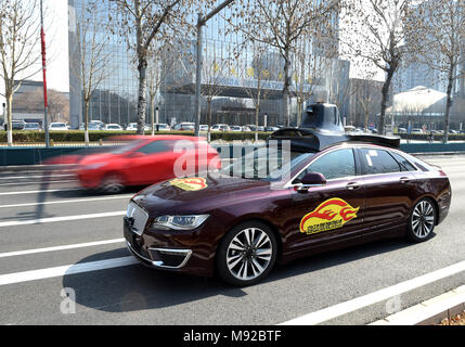 Beijing, Chine. Mar 22, 2018. Une auto-Conduite de véhicule de test sur route publique fonctionne sur une route à Beijing, capitale de la Chine, 22 mars 2018. Beijing a publié ses premières plaques d'immatriculation temporaire pour l'auto-Baidu de la conduite de véhicules pour les essais sur route jeudi. La capitale a ouvert 33 routes avec une longueur totale de 105 kilomètres de voiture autonome tests hors de la Cinquième Ring Road et loin des zones à forte densité de population à la périphérie. Credit : Luo Xiaoguang/Xinhua/Alamy Live News Banque D'Images