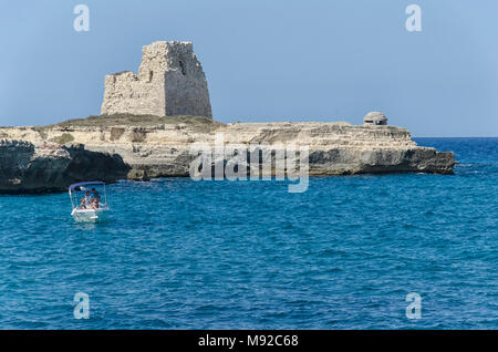 Roca Vecchia, Italie - 14 septembre 2017 : les gens dans un bateau dans la belle mer du Salento Banque D'Images