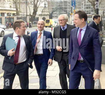 (De gauche à droite) Darragh O'Brien de Fianna Fail, Lord Adonis, Lord Heseltine et Sir Nick Clegg devant l'hôtel Buswells de Dublin, Alors qu'ils assistaient à un événement organisé par le principal parti d'opposition irlandais - Fianna Fail -, les principaux partisans du Remain ont parlé d'une seule voix en avertissant des conséquences désastreuses du Brexit. Banque D'Images