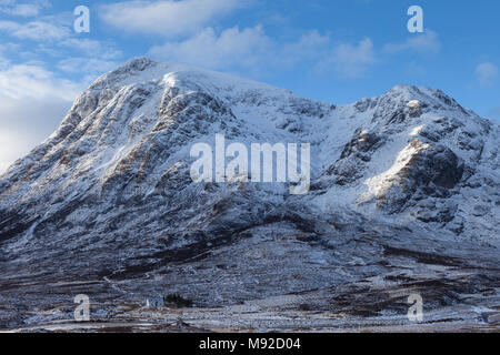 Maison Lagangarbh éclipsé par Stob Buachaille Etive Dearg partie de Mor. À partir de l'Escalier du diable. Banque D'Images