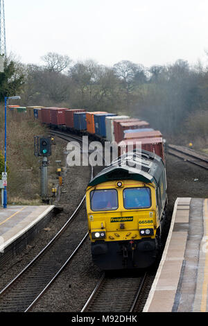 Une locomotive diesel de la classe 66 tirant un freightliner train par Hatton, Warwickshire, UK Banque D'Images