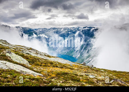 Beau paysage norvégien avec montagnes sur la façon de le trolltunga Banque D'Images