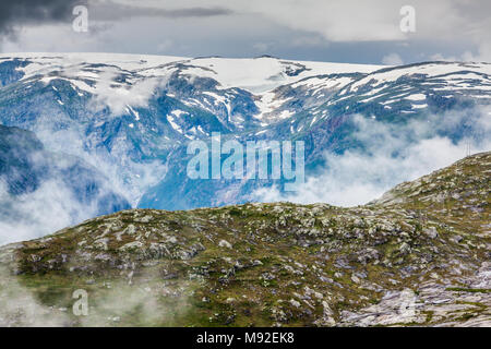 Beau paysage norvégien avec montagnes sur la façon de le trolltunga Banque D'Images