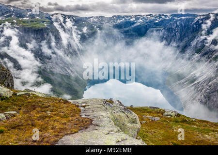 Beau paysage norvégien avec montagnes sur la façon de le trolltunga Banque D'Images