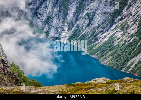 Beau paysage norvégien avec montagnes sur la façon de le trolltunga Banque D'Images