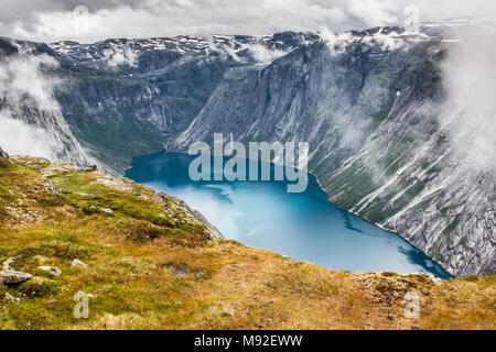 Beau paysage norvégien avec montagnes sur la façon de le trolltunga Banque D'Images