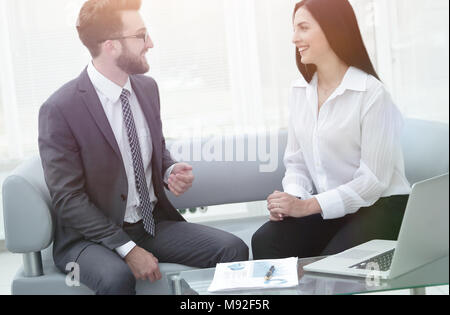 Manager et client à parler dans un bureau moderne Banque D'Images