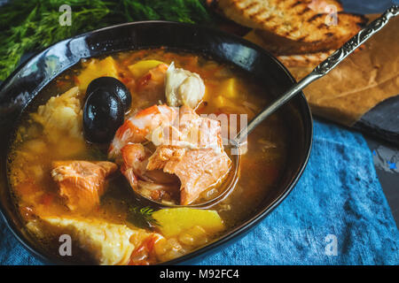 Soupe de poisson française Bouillabaisse aux fruits de mer, filet de saumon, crevettes, saveur riche, délicieux dîner. Close up. Banque D'Images