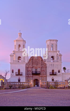 La Mission San Xavier del Bac se tient sur la nation Tohono O'odham Reservaton indien près de Tucson, en Arizona. Banque D'Images