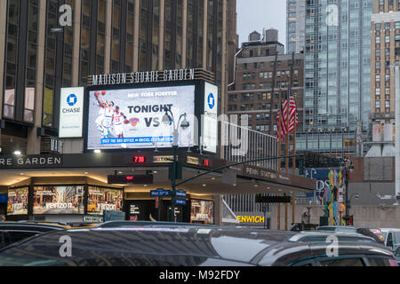 New York City - Circa 2018 : Madison Square Garden à l'extérieur de la bannière de publicité marquee Knicks match de basket-ball Banque D'Images