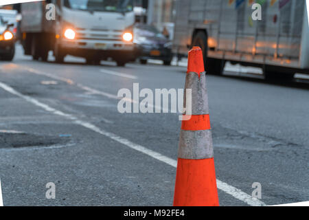 Cône de la route sur le côté de la rue bondée de prudence autour des pilotes des conditions dangereuses Banque D'Images