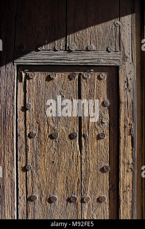 La Mission San Xavier del Bac se tient sur la nation Tohono O'odham Reservaton indien près de Tucson, en Arizona. La porte d'entrée montre son âge avec bois gra Banque D'Images