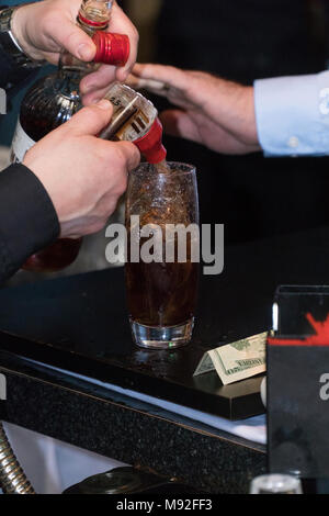 Barman pour boisson alcoolisée mélangée avec de l'alcool et de soda pour la commande. Main Patron arrête de faire barman cocktail trop fort pour responsa Banque D'Images