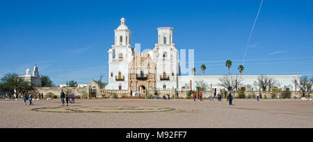 La Mission San Xavier del Bac se tient sur la nation Tohono O'odham Reservaton indien près de Tucson, en Arizona. Banque D'Images