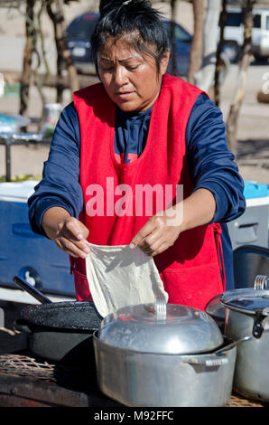 Une nation Tohono O'odham femme indienne Indian fry fait du pain pour les touristes visitant San Xavier del Bac Mission près de Tucson, en Arizona. Banque D'Images