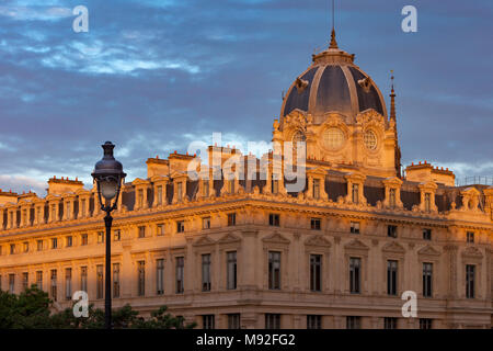 L'aube du soleil sur le Greffe du Tribunal de Commerce de Paris - l'Édifice de la Cour commerciale sur l'Ile de la Cité, Paris, France Banque D'Images