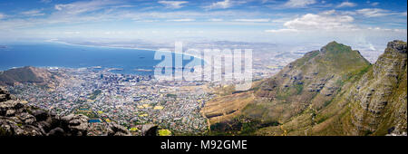 Vue panoramique de la ville du Cap de la côte de l'Atlantique, la Montagne de la table Banque D'Images