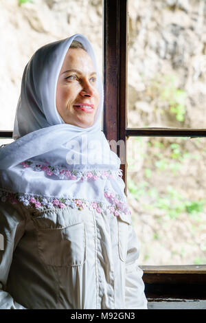 Portrait de femme portant un voile traditionnel à un monastère derviche en Bosnie Banque D'Images