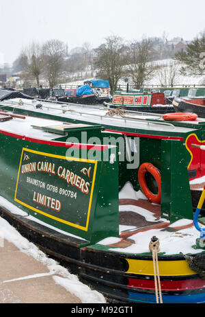 Narrowboats sur le Grand Union canal à braunston dans la neige. Braunston, Northamptonshire, Angleterre Banque D'Images