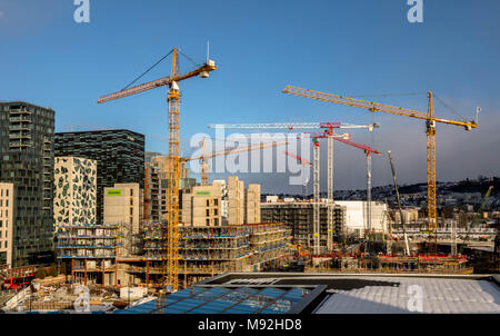 OSLO, Norvège - 16 mars 2018 : chantier de construction avec des grues et des conteneurs à Bjorvika à Oslo, à côté de l'Opéra. Banque D'Images