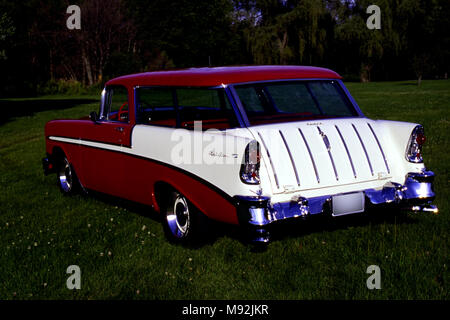 1956 Chevrolet Nomad Station Wagon sur l'herbe Banque D'Images