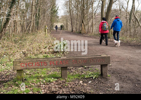 Inscrivez-cyclistes Veuillez ralentir sur le chemin de fer ex marche Derwent, Angleterre du Nord-Est, Royaume-Uni Banque D'Images